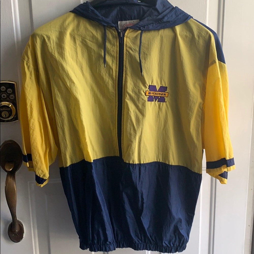 Short sleeve windbreaker